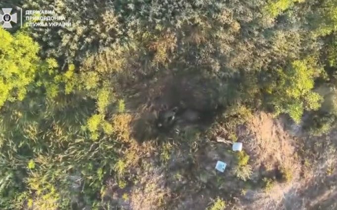 Прикордонники FPV-дронами знищують техніку та піхоту окупантів на Бахмутському напрямку. ВIДЕО Прикордонники-fpv-дронами-знищують-техніку-та-піхоту-окупантів-на-Бахмутському-напрямку.-ВiДЕО