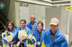 Перші хвилини після повернення на Батьківщину десяти українських полонених. ВIДЕО Перші-хвилини-після-повернення-на-Батьківщину-десяти-українських-полонених.-ВiДЕО