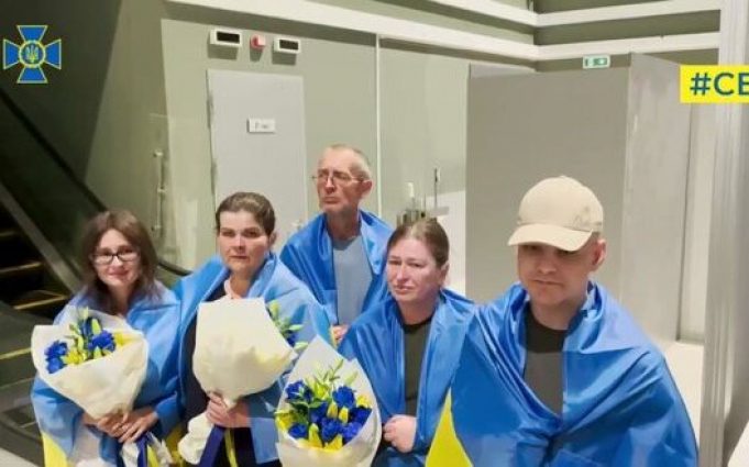Перші хвилини після повернення на Батьківщину десяти українських полонених. ВIДЕО Перші-хвилини-після-повернення-на-Батьківщину-десяти-українських-полонених.-ВiДЕО