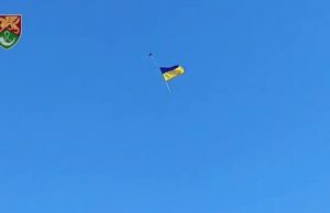 В одному з населених пунктів Росії наші єгері-десантники встановили прапор України. ВIДЕО В-одному-з-населених-пунктів-Росії-наші-єгері-десантники-встановили-прапор-України.-ВiДЕО