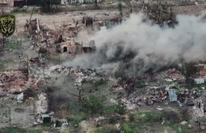 Сили оборони прямим влучанням снаряда накрили росіян, які переховувалися. ВIДЕО Сили-оборони-прямим-влучанням-снаряда-накрили-росіян,-які-переховувалися.-ВiДЕО