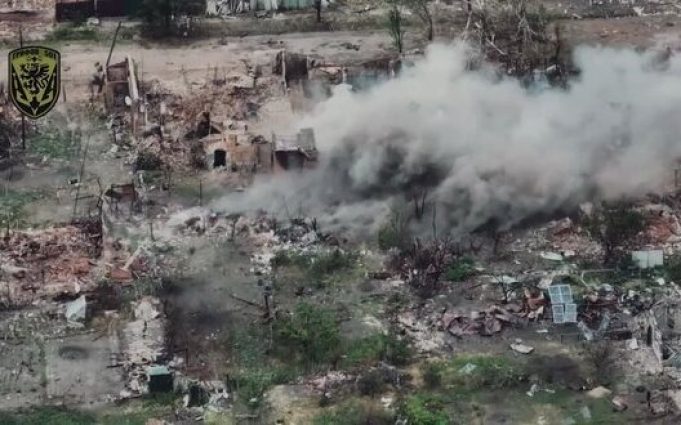 Сили оборони прямим влучанням снаряда накрили росіян, які переховувалися. ВIДЕО Сили-оборони-прямим-влучанням-снаряда-накрили-росіян,-які-переховувалися.-ВiДЕО