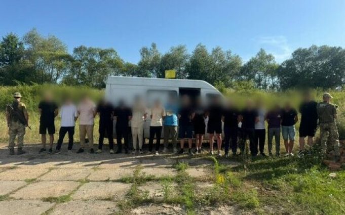 17 чоловіків затримано на кордоні з Угорщиною: за “пригодницький тур” заплатили від $3 до 12... 17-чоловіків-затримано-на-кордоні-з-Угорщиною:-за-“пригодницький-тур”-заплатили-від-$3-до-12.