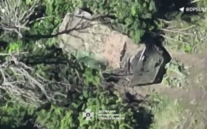 Прикордонники знищили ворожий бронетранспортер на Вовчанському напрямку. ВIДЕО Прикордонники-знищили-ворожий-бронетранспортер-на-Вовчанському-напрямку.-ВiДЕО