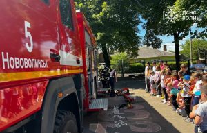 Рятувальники провели показовий виступ для учнів літнього табору Нововолинського ліцею