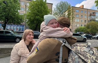 Дочекалася тата з війни. Довгоочікувана зустріч прикордонника з донькою