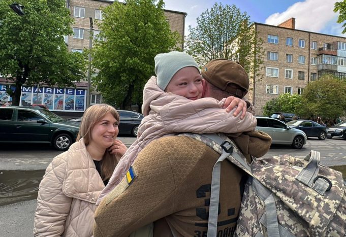 Дочекалася тата з війни. Довгоочікувана зустріч прикордонника з донькою