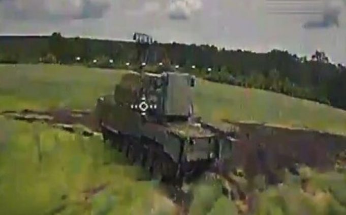 Дрон-камікадзе влучає у ворожий ЗРК “Тор-М2К”. ВIДЕО Дрон-камікадзе-влучає-у-ворожий-ЗРК-“Тор-М2К”.-ВiДЕО