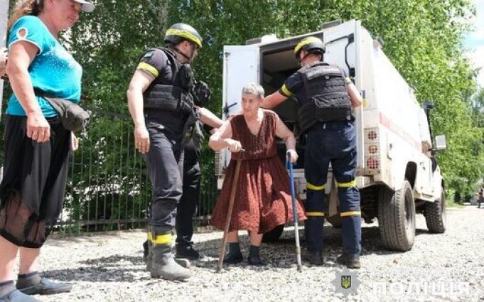 711 осіб, зокрема 20 дітей, вивезено за три дні з Торецької громади в межах екстреної... 711-осіб,-зокрема-20-дітей,-вивезено-за-три-дні-з-Торецької-громади-в-межах-екстреної.