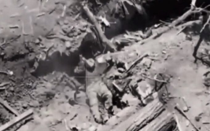 Окупант зникає після скиду з українського дрона. ВIДЕО Окупант-зникає-після-скиду-з-українського-дрона.-ВiДЕО