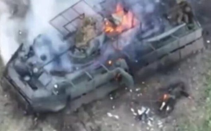 Росіянин і його БТР догорають на українській землі. ВIДЕО Росіянин-і-його-БТР-догорають-на-українській-землі.-ВiДЕО