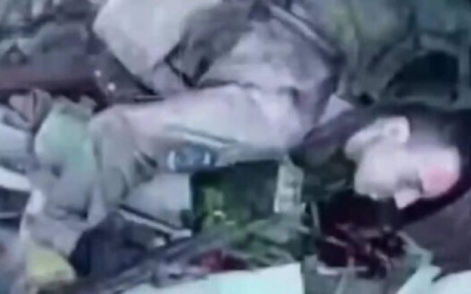 Окупант застрелився на полі бою. ВIДЕО 18+ Окупант-застрелився-на-полі-бою.-ВiДЕО-18+