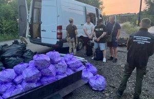 На Закарпатті чоловік намагався вивезти за кордон двох “пасажирів” і 20 тис. пачок сигарет в... На-Закарпатті-чоловік-намагався-вивезти-за-кордон-двох-“пасажирів”-і-20-тис-пачок-сигарет-в.