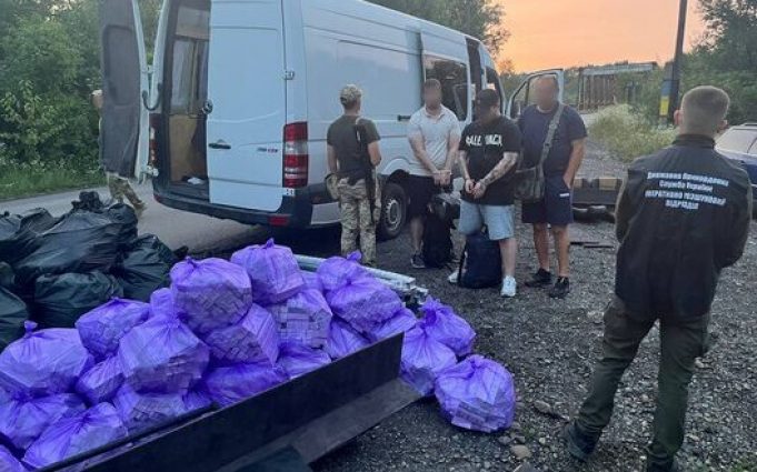 На Закарпатті чоловік намагався вивезти за кордон двох “пасажирів” і 20 тис. пачок сигарет в... На-Закарпатті-чоловік-намагався-вивезти-за-кордон-двох-“пасажирів”-і-20-тис-пачок-сигарет-в.