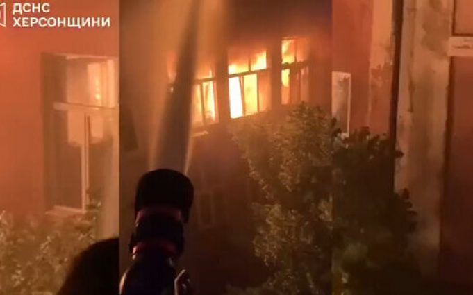 Рятувальники потрапили під повторний обстріл у Херсоні, – ДСНС. ВIДЕО Рятувальники-потрапили-під-повторний-обстріл-у-Херсоні,-–-ДСНС.-ВiДЕО