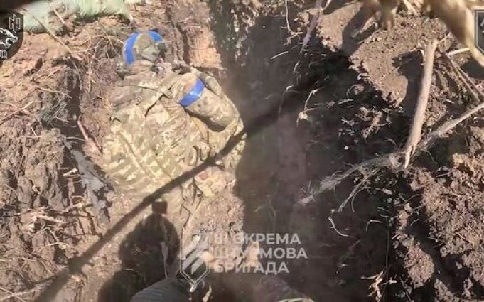 Дівчина-штурмовик з 3 ОШБр в окопах під обстрілами прикриває своїх побратимів. ВIДЕО Дівчина-штурмовик-з-3-ОШБр-в-окопах-під-обстрілами-прикриває-своїх-побратимів.-ВiДЕО