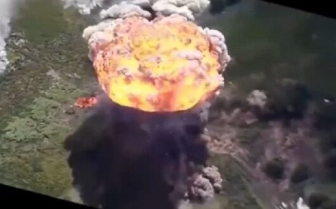 Детонація боєкомплекту ворожої САУ “Мста-С” після влучання дрона. ВIДЕО Детонація-боєкомплекту-ворожої-САУ-“Мста-С”-після-влучання-дрона.-ВiДЕО
