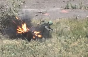 Дрон-камікадзе відірвав окупанту праву ногу. ВIДЕО 18+ Дрон-камікадзе-відірвав-окупанту-праву-ногу.-ВiДЕО-18+