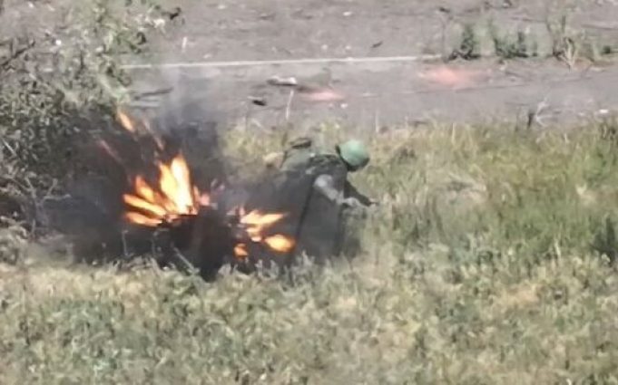 Дрон-камікадзе відірвав окупанту праву ногу. ВIДЕО 18+ Дрон-камікадзе-відірвав-окупанту-праву-ногу.-ВiДЕО-18+