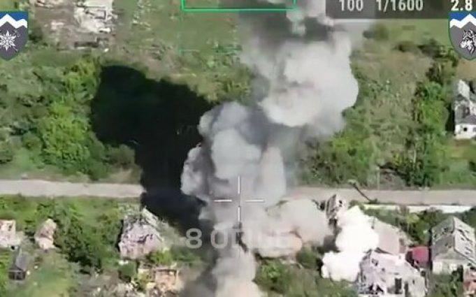 Воїни 10 ОГШБр знищили екіпаж управління БпЛА противника та польовий склад БК. ВIДЕО Воїни-10-ОГШБр-знищили-екіпаж-управління-БпЛА-противника-та-польовий-склад-БК.-ВiДЕО