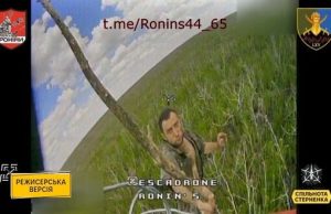 Окупант відбивається від дрона-камікадзе палицею. ВIДЕО Окупант-відбивається-від-дрона-камікадзе-палицею.-ВiДЕО