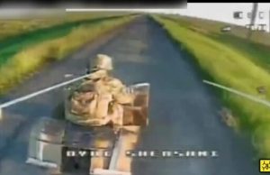 Дрон-камікадзе атакує у спину окупанта, який їде на квадроциклі. ВIДЕО Дрон-камікадзе-атакує-у-спину-окупанта,-який-їде-на-квадроциклі.-ВiДЕО