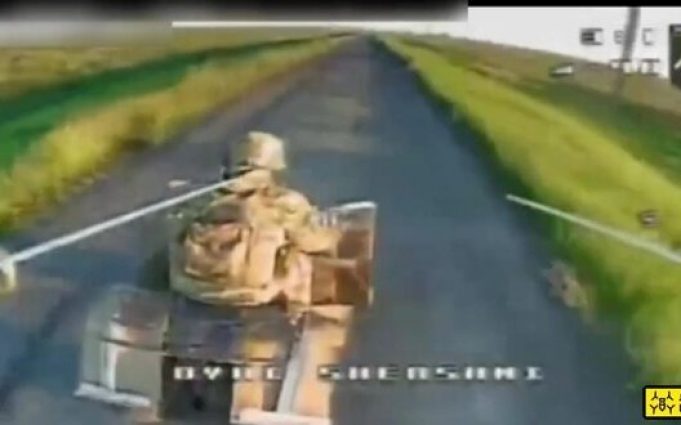 Дрон-камікадзе атакує у спину окупанта, який їде на квадроциклі. ВIДЕО Дрон-камікадзе-атакує-у-спину-окупанта,-який-їде-на-квадроциклі.-ВiДЕО