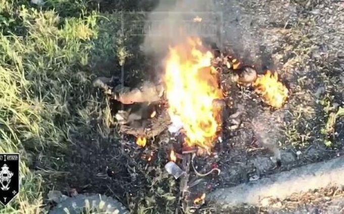 Тіло російського загарбника горить від атаки бійців 92 ОШБр. ВIДЕО Тіло-російського-загарбника-горить-від-атаки-бійців-92-ОШБр.-ВiДЕО