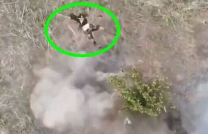 Тіло окупанта-самогубця крутиться у повітрі після вибуху гранати. ВIДЕО 18+ Тіло-окупанта-самогубця-крутиться-у-повітрі-після-вибуху-гранати.-ВiДЕО-18+