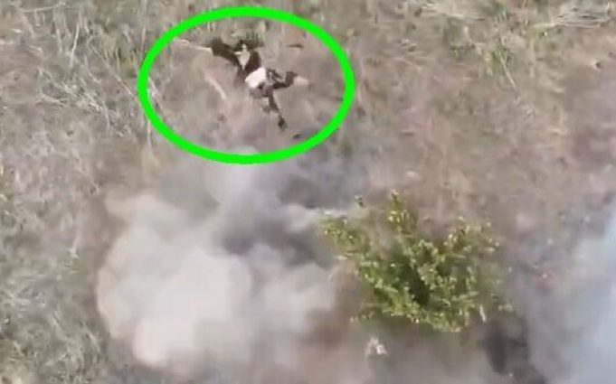 Тіло окупанта-самогубця крутиться у повітрі після вибуху гранати. ВIДЕО 18+ Тіло-окупанта-самогубця-крутиться-у-повітрі-після-вибуху-гранати.-ВiДЕО-18+