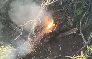 Окупант загорівся після влучного скиду із дрона. ВIДЕО Окупант-загорівся-після-влучного-скиду-із-дрона.-ВiДЕО