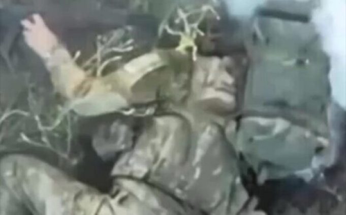 Бійці 79 ОДШБр зафільмували самогубство окупанта на Курахівському напрямку фронту. ВIДЕО Бійці-79-ОДШБр-зафільмували-самогубство-окупанта-на-Курахівському-напрямку-фронту.-ВiДЕО