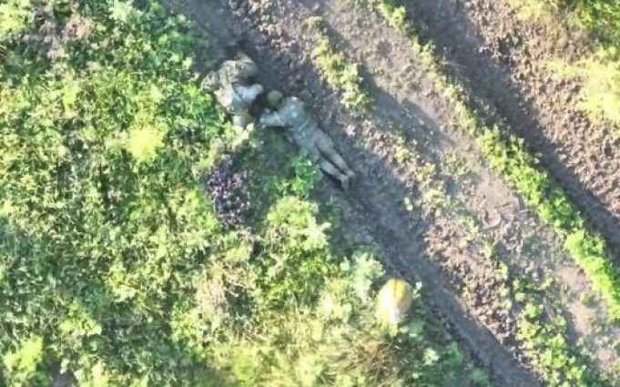 Ліквідація російських піхотинців за допомогою скиду однієї гранати. ВIДЕО Ліквідація-російських-піхотинців-за-допомогою-скиду-однієї-гранати.-ВiДЕО