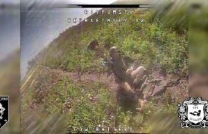 Окупант зняв штани та почав відбиватися ними від дрона-камікадзе. ВIДЕО Окупант-зняв-штани-та-почав-відбиватися-ними-від-дрона-камікадзе.-ВiДЕО