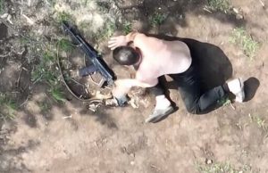 Сили оборони нищать групу окупантів влучними скидами боєприпасів. ВIДЕО Сили-оборони-нищать-групу-окупантів-влучними-скидами-боєприпасів.-ВiДЕО