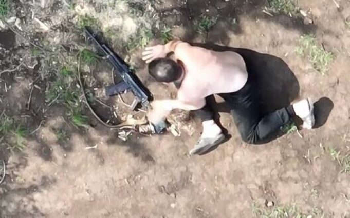 Сили оборони нищать групу окупантів влучними скидами боєприпасів. ВIДЕО Сили-оборони-нищать-групу-окупантів-влучними-скидами-боєприпасів.-ВiДЕО