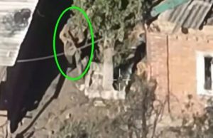 Окупант отримує кулю від снайпера, визирнувши із-за рогу будинку. ВIДЕО Окупант-отримує-кулю-від-снайпера,-визирнувши-із-за-рогу-будинку.-ВiДЕО
