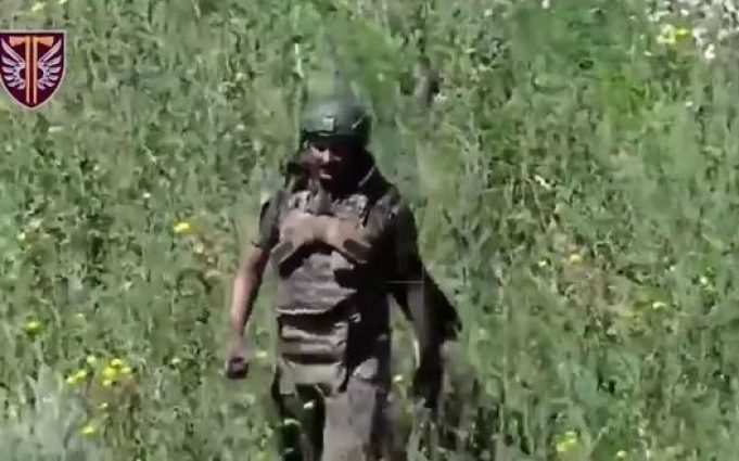 Ліквідація дроном-камікадзе п’яного окупанта в українському полі. ВIДЕО Ліквідація-дроном-камікадзе-п’яного-окупанта-в-українському-полі.-ВiДЕО