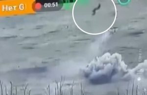 Тіло окупанта летить високо угору після вибуху ворожого БТРа на міні. ВIДЕО Тіло-окупанта-летить-високо-угору-після-вибуху-ворожого-БТРа-на-міні.-ВiДЕО