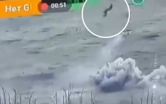 Тіло окупанта летить високо угору після вибуху ворожого БТРа на міні. ВIДЕО Тіло-окупанта-летить-високо-угору-після-вибуху-ворожого-БТРа-на-міні.-ВiДЕО
