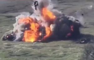 Ворожий танк розлітається на друзки після наїзду на міну. ВIДЕО Ворожий-танк-розлітається-на-друзки-після-наїзду-на-міну.-ВiДЕО