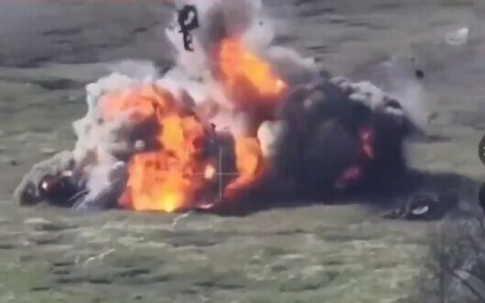 Ворожий танк розлітається на друзки після наїзду на міну. ВIДЕО Ворожий-танк-розлітається-на-друзки-після-наїзду-на-міну.-ВiДЕО