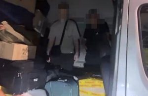 Двоє чоловіків намагались виїхати до Румунії, сховавшись за валізами, – ДПСУ. ВIДЕО Двоє-чоловіків-намагались-виїхати-до-Румунії,-сховавшись-за-валізами,-–-ДПСУ.-ВiДЕО
