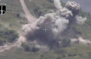 Українські захисники з РСЗВ HIMARS знищили ворожий склад БК. ВIДЕО Українські-захисники-з-РСЗВ-himars-знищили-ворожий-склад-БК.-ВiДЕО