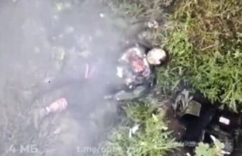 Окупант самоліквідувався за допомогою гранати на полі бою. ВIДЕО 18+ Окупант-самоліквідувався-за-допомогою-гранати-на-полі-бою.-ВiДЕО-18+