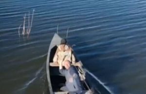 Херсонський рибалка поцілив рибиною у російський дрон. ВIДЕО Херсонський-рибалка-поцілив-рибиною-у-російський-дрон.-ВiДЕО