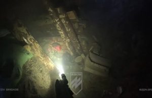 Боєць “Азову” ліквідував російського загарбника пострілом прямо у голову. ВIДЕО 18+ Боєць-“Азову”-ліквідував-російського-загарбника-пострілом-прямо-у-голову.-ВiДЕО-18+