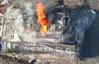 Російський танк-сарай знищили Таврійські десантники у районі Новомихайлівки. ВIДЕО Російський-танк-сарай-знищили-Таврійські-десантники-у-районі-Новомихайлівки.-ВiДЕО