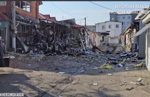 Війська РФ ударили по ринку в Херсоні, є пошкодження. ВIДЕО Війська-РФ-ударили-по-ринку-в-Херсоні,-є-пошкодження.-ВiДЕО
