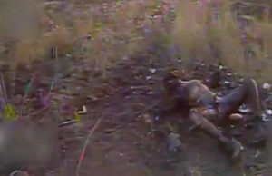 Український FPV-дрон зафільмував обгорілі тіла окупантів та знищені ворожі гольфкари. ВIДЕО Український-fpv-дрон-зафільмував-обгорілі-тіла-окупантів-та-знищені-ворожі-гольфкари.-ВiДЕО